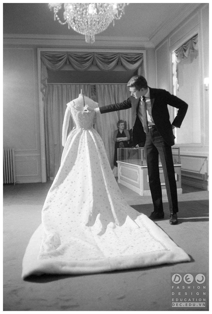 YSL năm 1959 ông được chọn là nhà thiết kế váy cưới cho Farah Diba