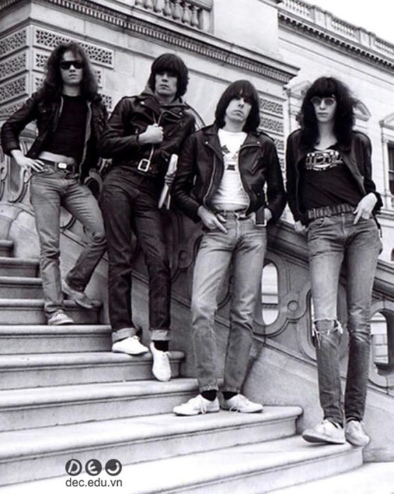 Ban nhạc The Ramones đã tiên phong trong việc quảng bá những loại giày của Converse