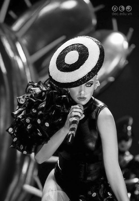 Ca sỹ nổi tiếng thế giới Katy Perry sử dụng các thiết kế của NTK Công Trí trong tour diễn Witness 1