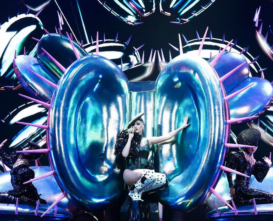 Ca sỹ nổi tiếng thế giới Katy Perry sử dụng các thiết kế của NTK Công Trí trong tour diễn Witness