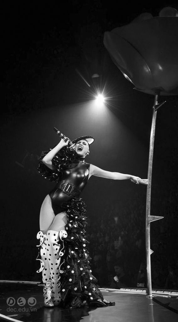 Ca sỹ nổi tiếng thế giới Katy Perry sử dụng các thiết kế của NTK Công Trí trong tour diễn Witness 3