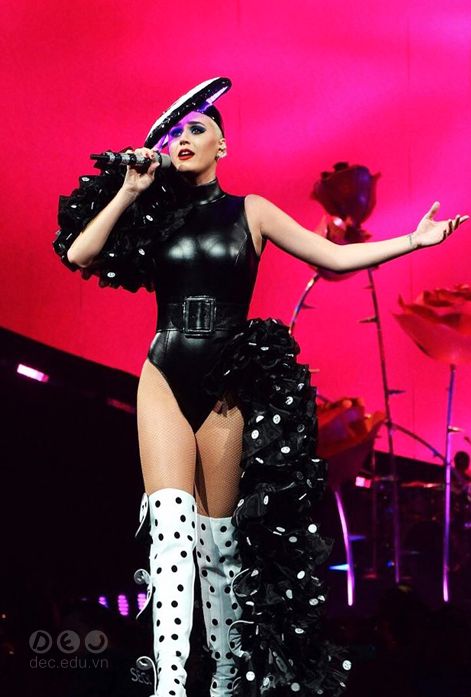 Ca sỹ nổi tiếng thế giới Katy Perry sử dụng các thiết kế của NTK Công Trí trong tour diễn Witness 4