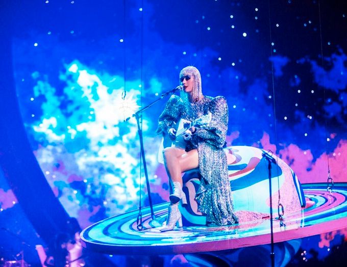 Ca sỹ nổi tiếng thế giới Katy Perry sử dụng các thiết kế của NTK Công Trí trong tour diễn Witness 5