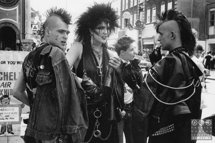 Trang phục ban đầu của phong cách punk rock đa phần là tự làm