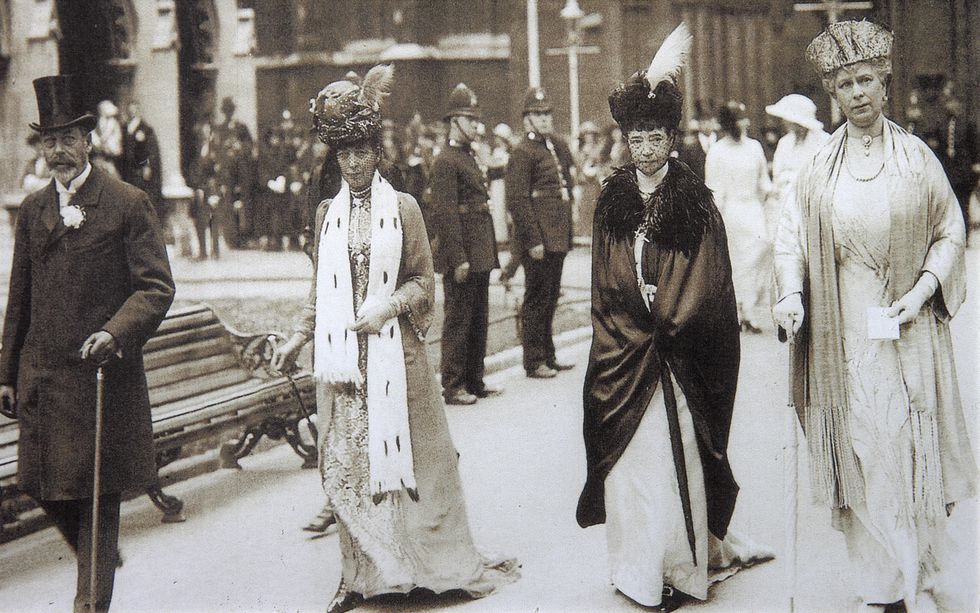 Áo choàng cho giới quy tộc những năm 1890