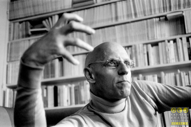 Trang phục áo cổ lọ được mặc bởi triết gia Michel Foucault