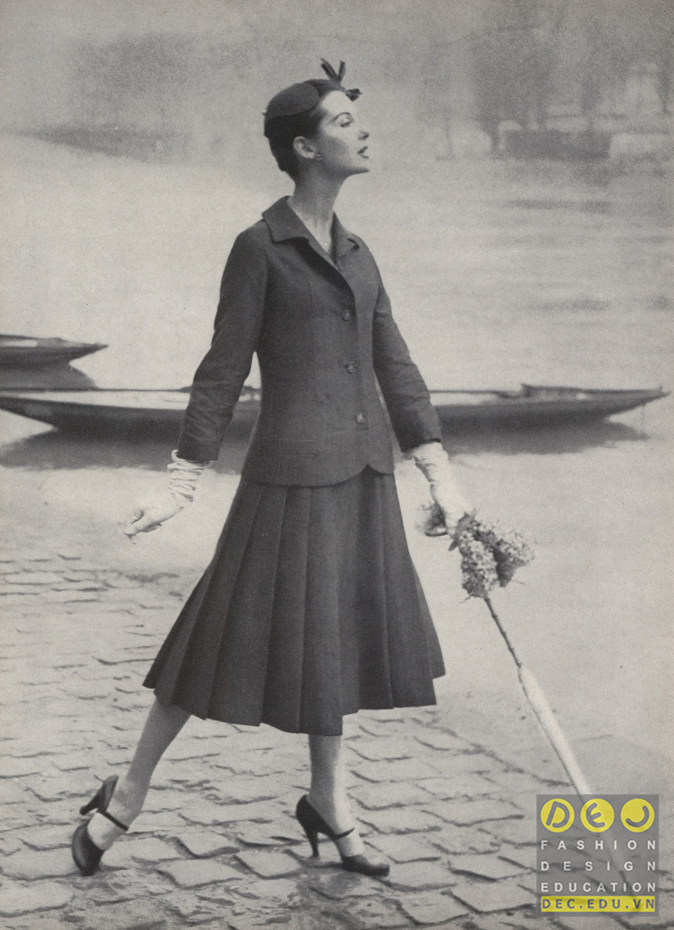Chiếc váy chữ A xếp nếp, đầy đặn trong bộ sưu tập năm 1955 của Dior