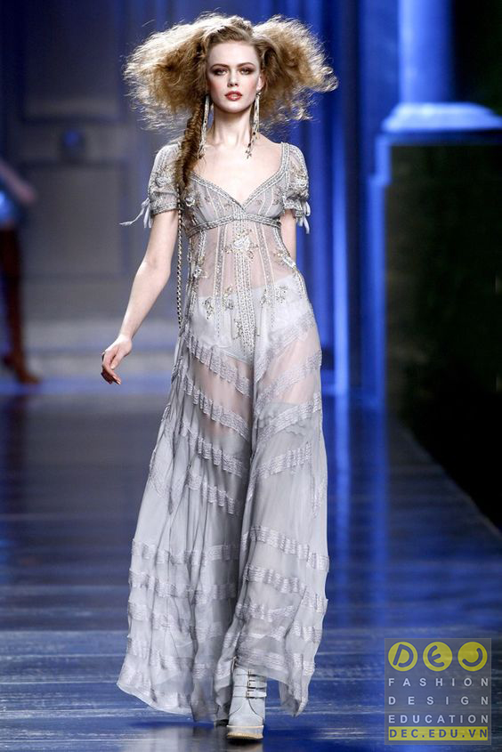 Váy Empire trong một thiết kế thu đông Dior 2010