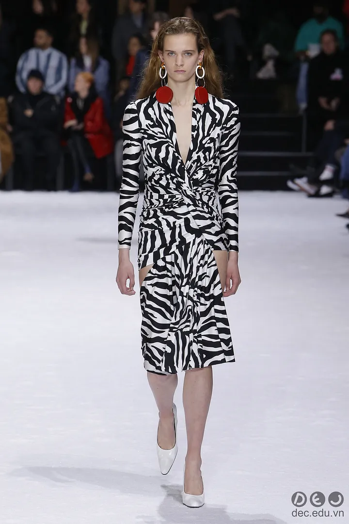 BS-thoi-trang -Ready-to-Wear -Balenciaga-Thu-Dong- 2018 11_zpsq9jry8ye.jpg