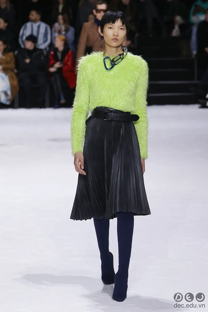 BS-thoi-trang -Ready-to-Wear -Balenciaga-Thu-Dong- 2018 21_zpsahbdmmin.jpg