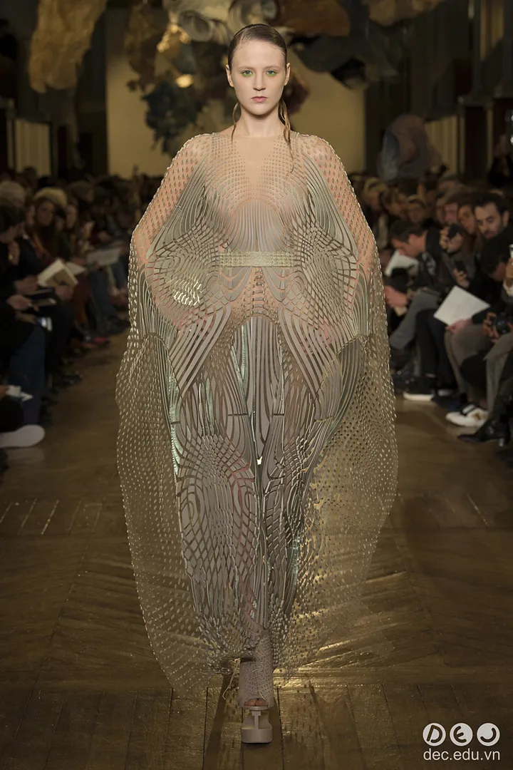 BST-thoi-trang-Iris-van-Herpen-Xuan-2018-Couture 10_zpsihdj9tg7.jpg