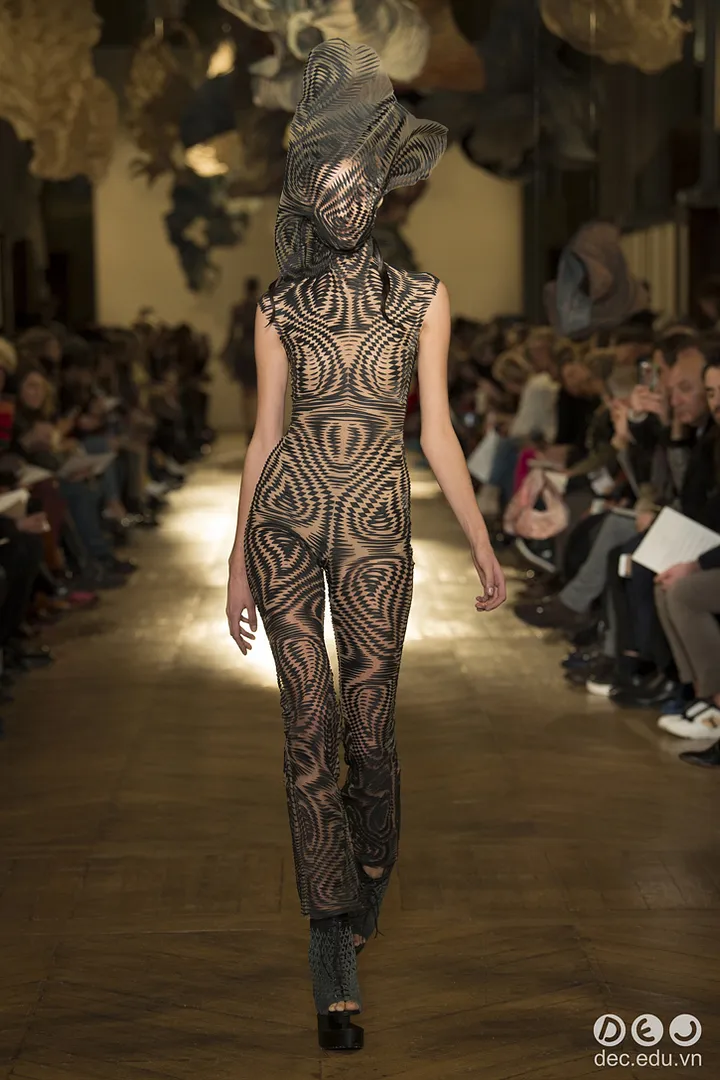 BST-thoi-trang-Iris-van-Herpen-Xuan-2018-Couture 14_zpspnql3iqj.jpg