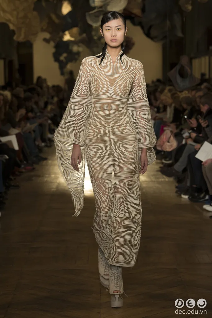 BST-thoi-trang-Iris-van-Herpen-Xuan-2018-Couture 15_zpszu5p1f3t.jpg