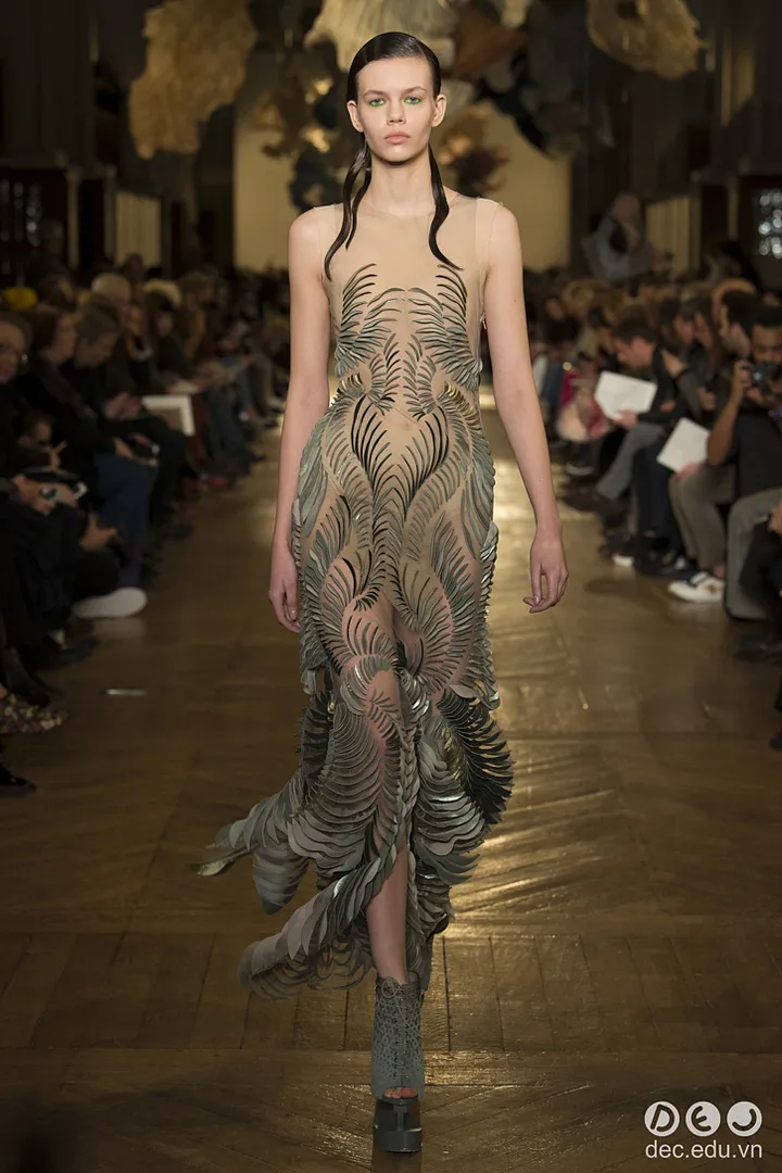 BST-thoi-trang-Iris-van-Herpen-Xuan-2018-Couture 18_zpsy7udqg5h.jpg