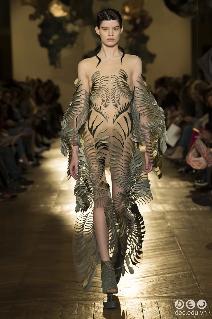 BST-thoi-trang-Iris-van-Herpen-Xuan-2018-Couture 19_zpskykfmzjj.jpg