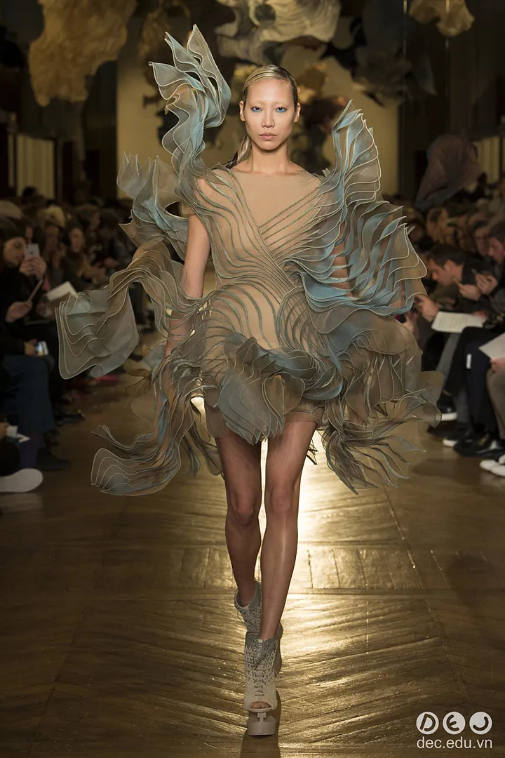 BST-thoi-trang-Iris-van-Herpen-Xuan-2018-Couture 21_zps2ayhfrxl.jpg
