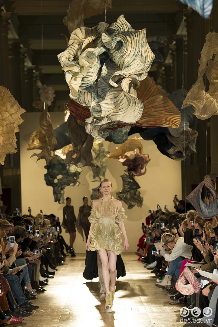 BST-thoi-trang-Iris-van-Herpen-Xuan-2018-Couture 22_zps2qccfwpq.jpg