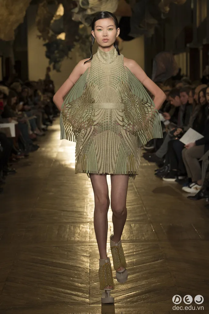 BST-thoi-trang-Iris-van-Herpen-Xuan-2018-Couture 9_zpsuffa840v.jpg