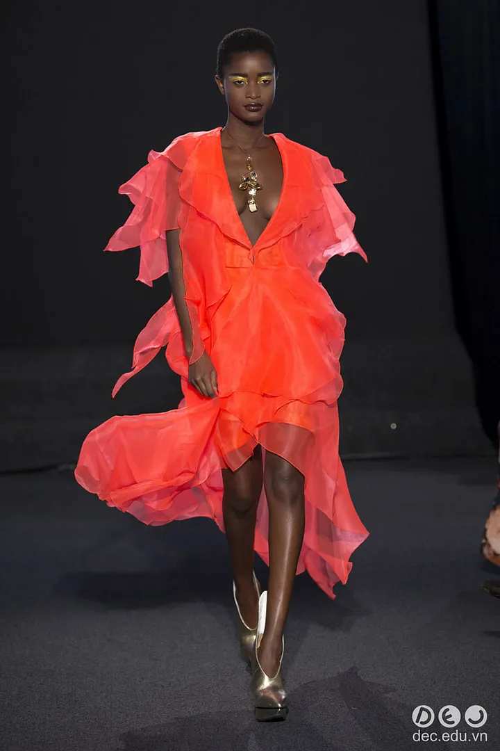 BST-thoi-trang-Ronald-van-der-kemp-Xuan-2018-couture 19_zpswejqvane.jpg