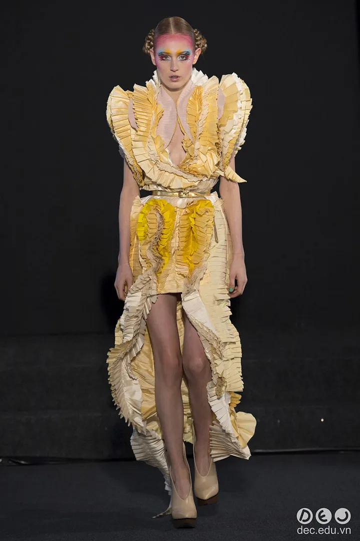 BST-thoi-trang-Ronald-van-der-kemp-Xuan-2018-couture 2_zpspu17hxad.jpg