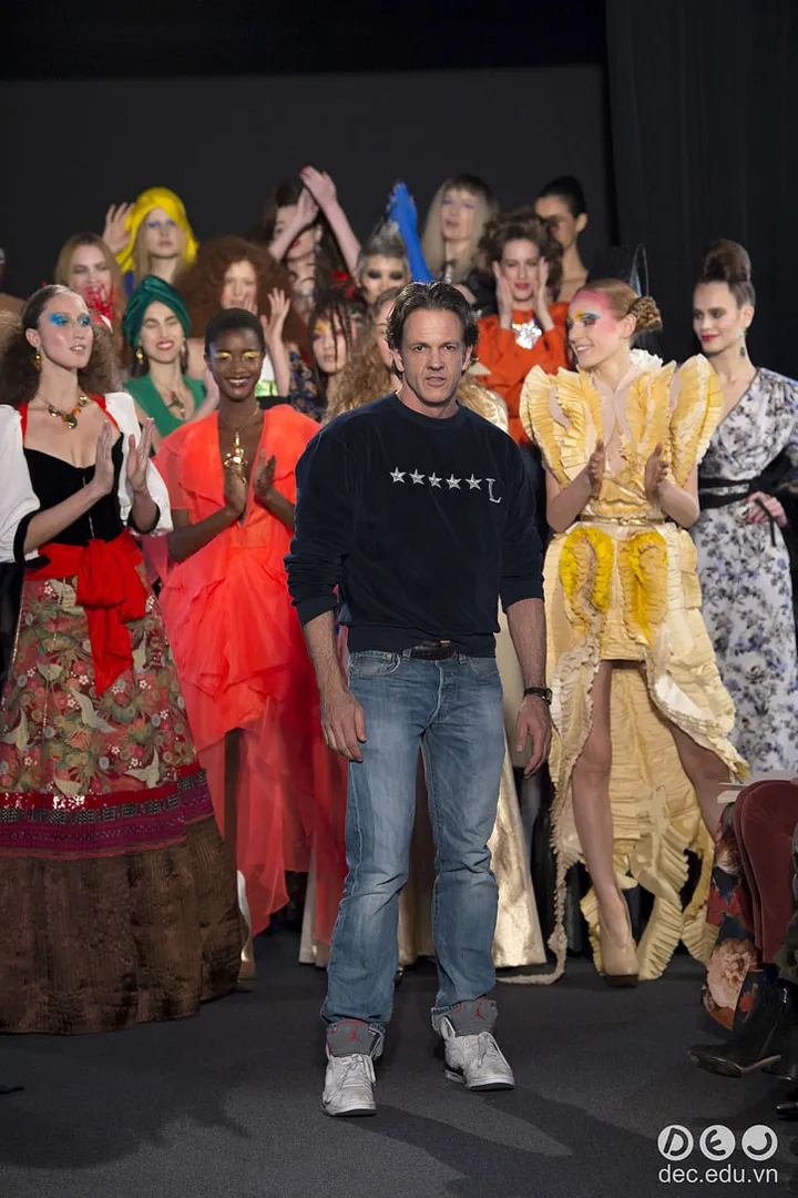 BST-thoi-trang-Ronald-van-der-kemp-Xuan-2018-couture 36_zpszpajrtq4.jpg