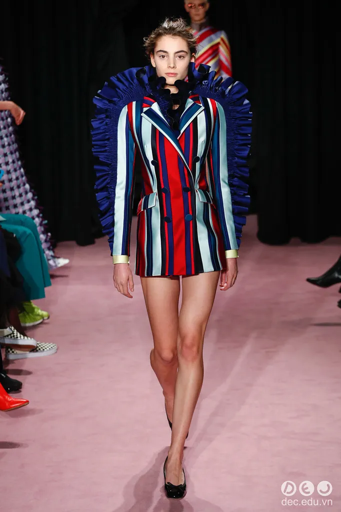 BST-thoi-trang-Viktor-amp-Rolf-Xuan-2018-Couture 12_zpsyogtueiv.jpg