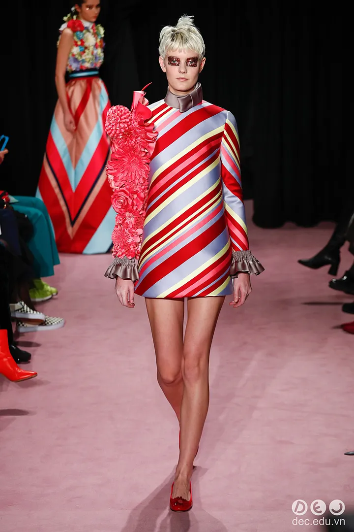  BST-thoi-trang-Viktor-amp-Rolf-Xuan-2018-Couture 17_zpsbqbccgic.jpg