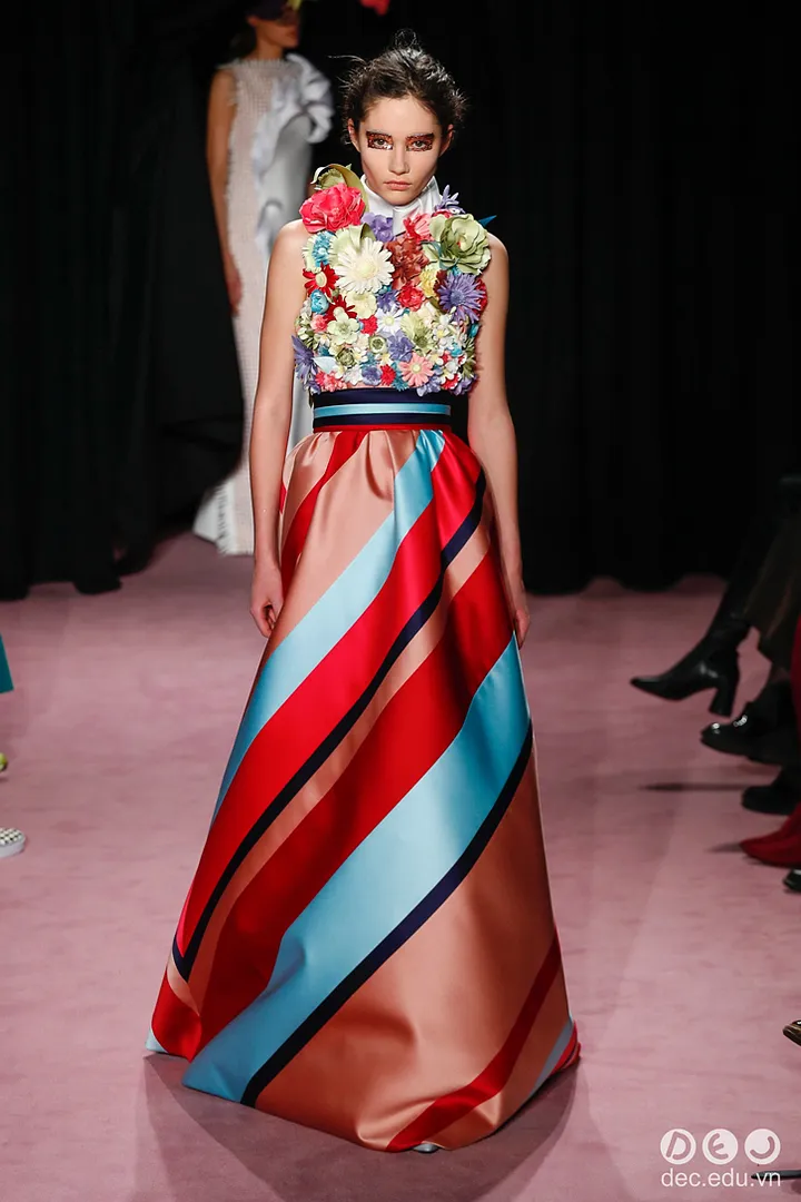 BST-thoi-trang-Viktor-amp-Rolf-Xuan-2018-Couture 18_zps6s8uj4y2.jpg