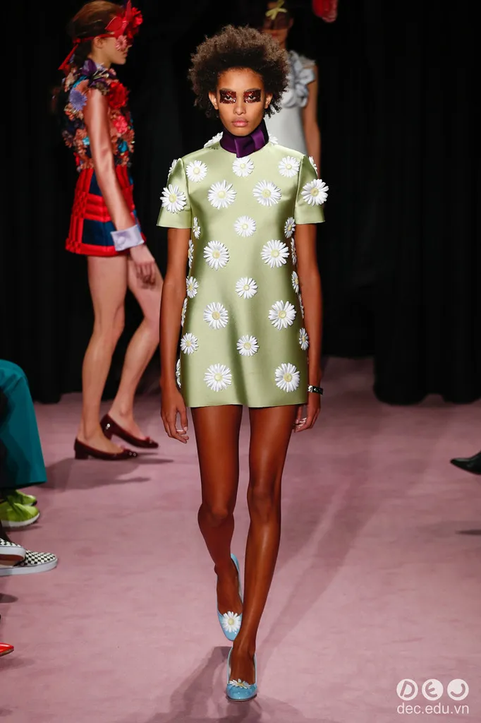 BST-thoi-trang-Viktor-amp-Rolf-Xuan-2018-Couture 20_zpslvob1l9c.jpg