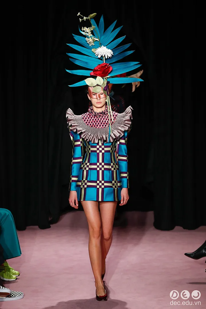 BST-thoi-trang-Viktor-amp-Rolf-Xuan-2018-Couture 9_zpshr4hjbva.jpg