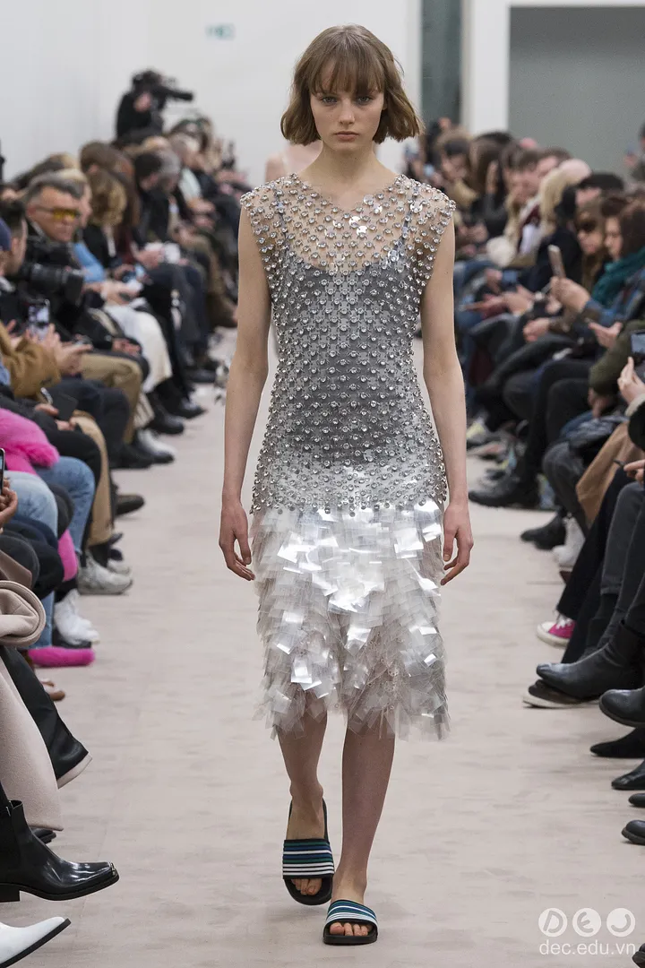 BST-thoi-trang-ready-to-wear-paco-rabanne-thu-dong-2018 2_zpskhp4vuqx.jpg