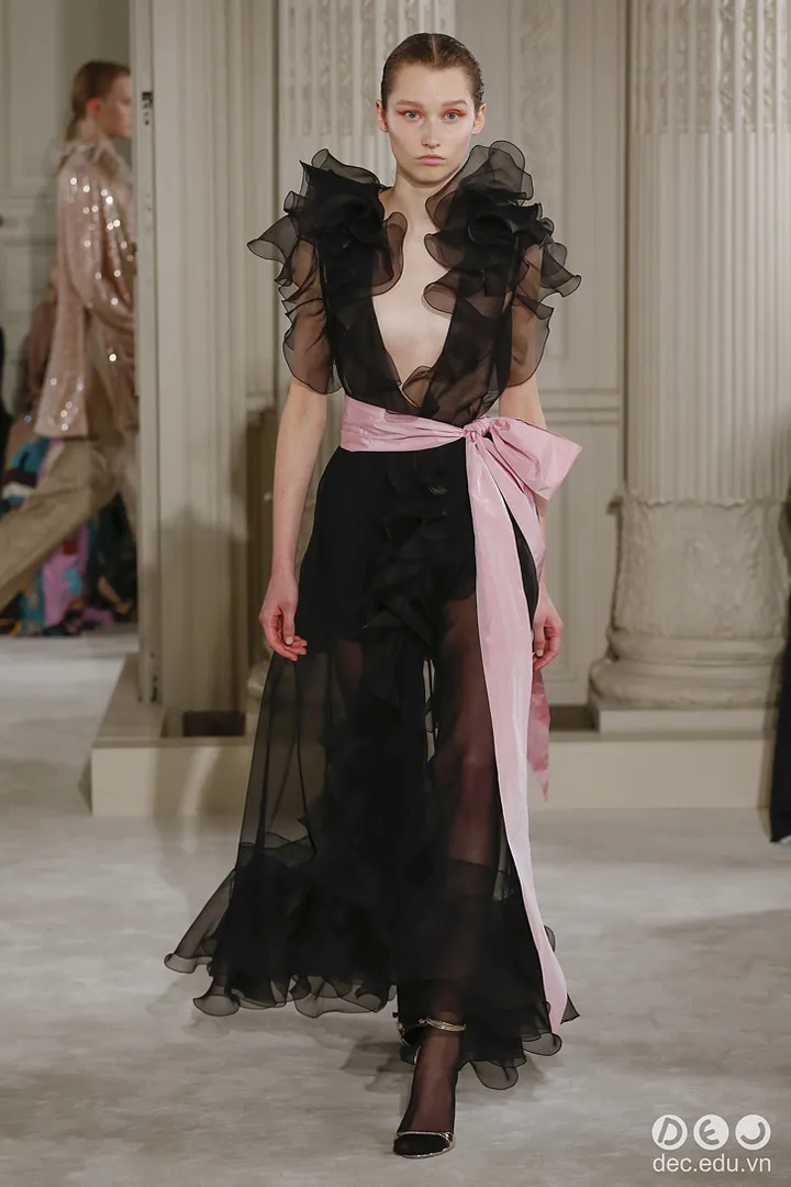 BST-thoi-trang-valentino-Xuan-2018-Couture 40_zpspcdikvsw.jpg