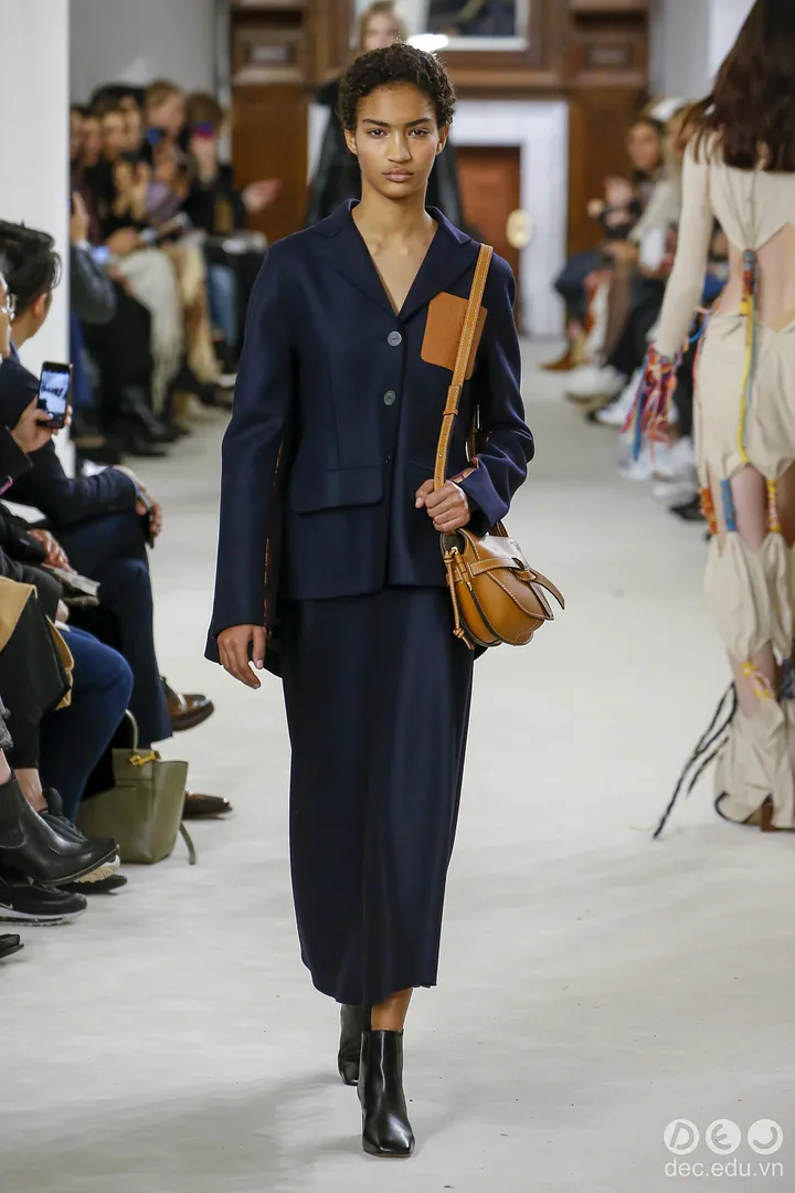 BST-thoi-trang -Ready-to-Wear -Loewe-Thu-Dong- 2018 30_zpsmazelrxb.jpg