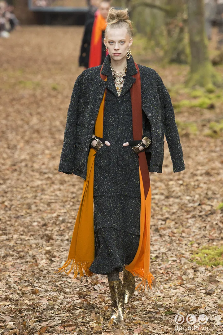 bst-thoi-trang-ready-to-wear-chanel-thu-dong-2018 17_zpsj2mxbcjf.jpg