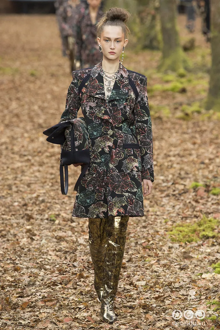 bst-thoi-trang-ready-to-wear-chanel-thu-dong-2018 35_zpstcy5z2kj.jpg