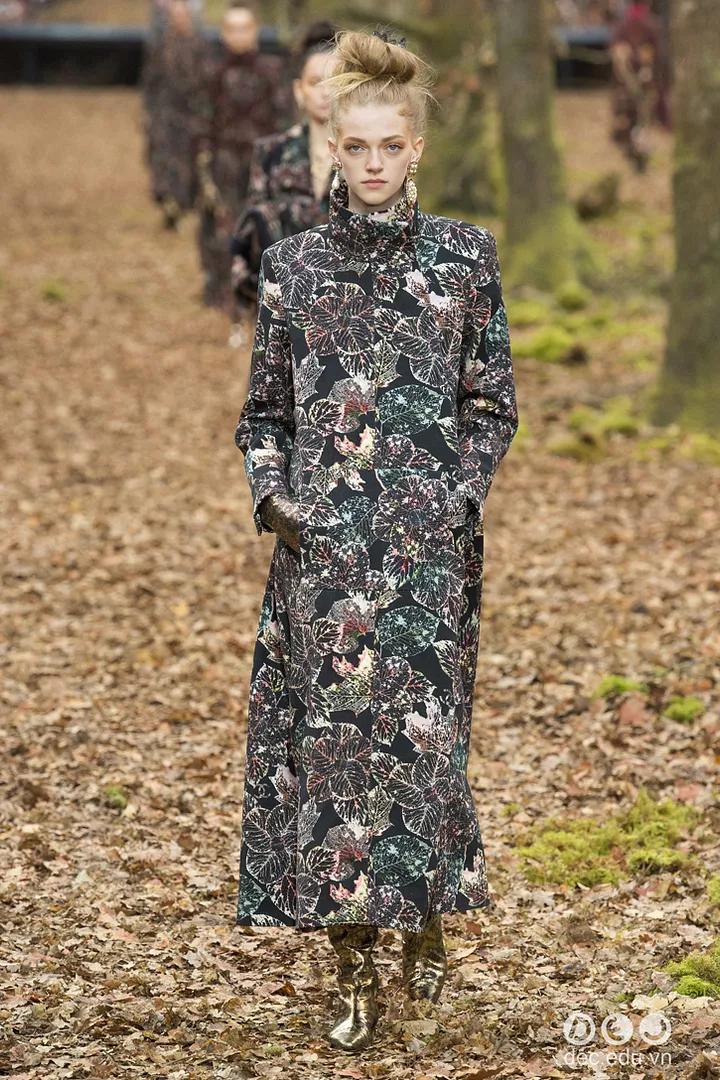 bst-thoi-trang-ready-to-wear-chanel-thu-dong-2018 40_zpssvl6nwbg.jpg