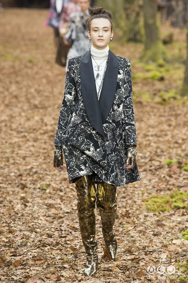 bst-thoi-trang-ready-to-wear-chanel-thu-dong-2018 45_zpss06ujddp.jpg