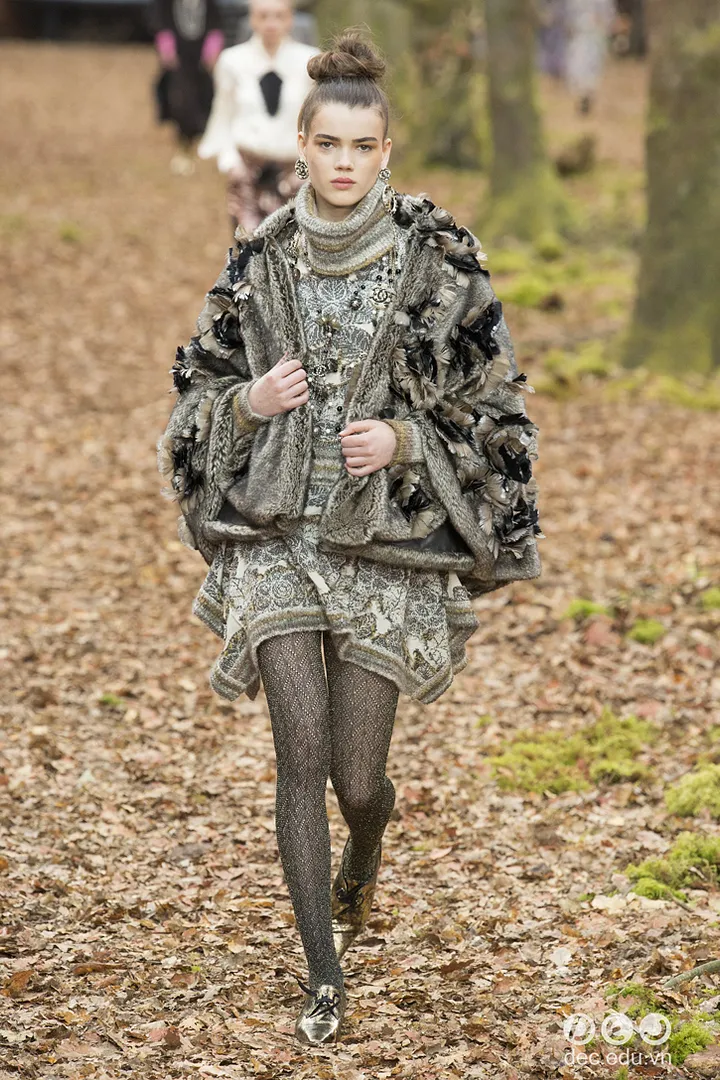 bst-thoi-trang-ready-to-wear-chanel-thu-dong-2018 58_zpswrlheaat.jpg
