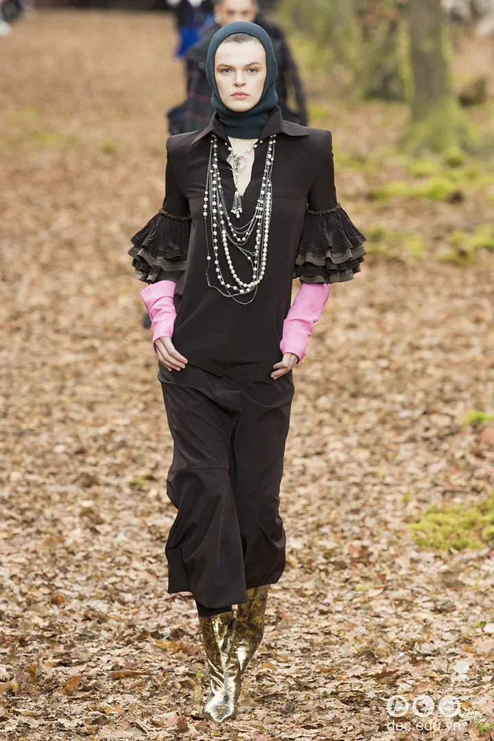 bst-thoi-trang-ready-to-wear-chanel-thu-dong-2018 61_zpsep3fxytn.jpg