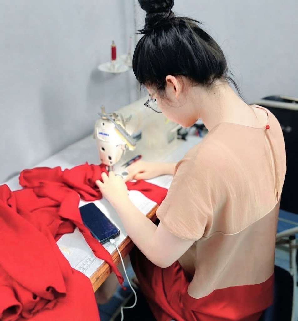 Lớp học Cắt May tại DEC Cặm cụi may vá