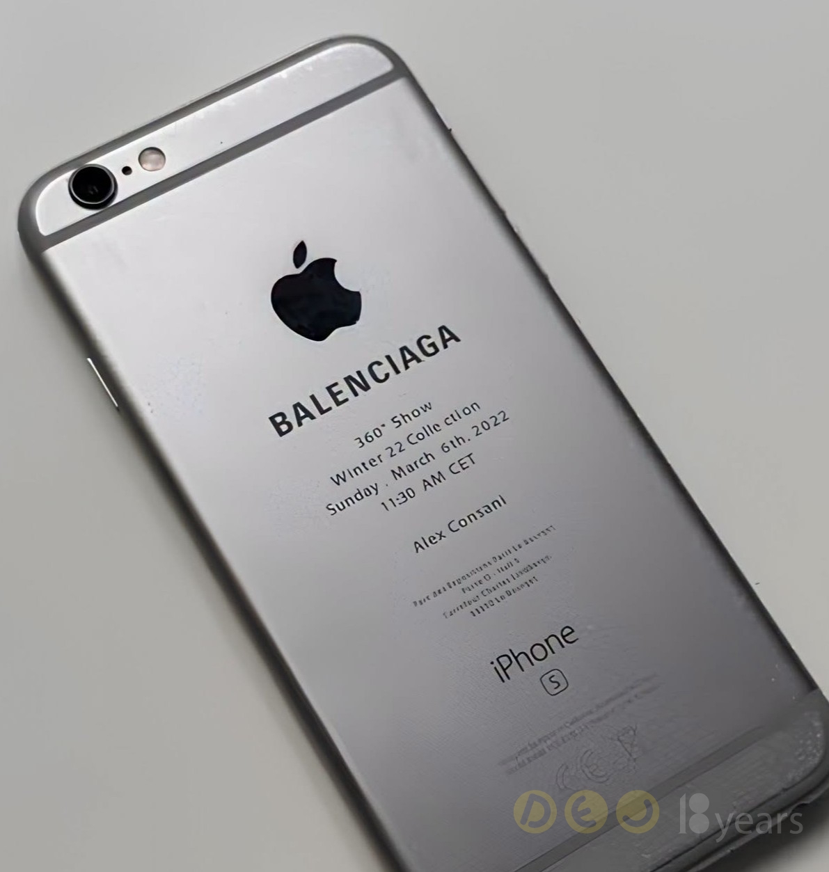 Balenciaga – Fall/Winter 2022: iPhone 6s hỏng Balenciaga